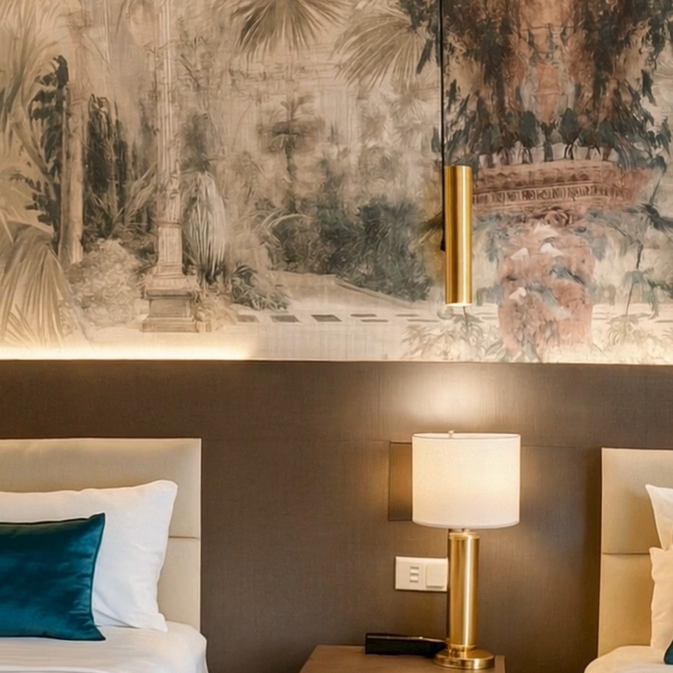 Un rifugio disegnato per accogliere.
Carta da parati materica, ottone satinato, superfici effetto legno, luce filtrata.
Una camera d’albergo nel cuore di Roma, pensata come esperienza intima, tattile, narrativa.
Interior Design: Atelier Eleonora Giacopetti

#interiordesignaRoma #hoteldesign #atmosferadinterni #matericointeriors #boutiquehotelroma

A space conceived to welcome and soothe.
Textured wallpaper, brushed brass, wood-effect surfaces and soft lighting.
This hotel room in the heart of Rome was designed as an intimate, tactile and immersive experience.
Interior Design: Atelier Eleonora Giacopetti

#hospitalitydesign #romeinteriors #boutiquehotelroom #atmosphericinteriors #interiordesigneritaly