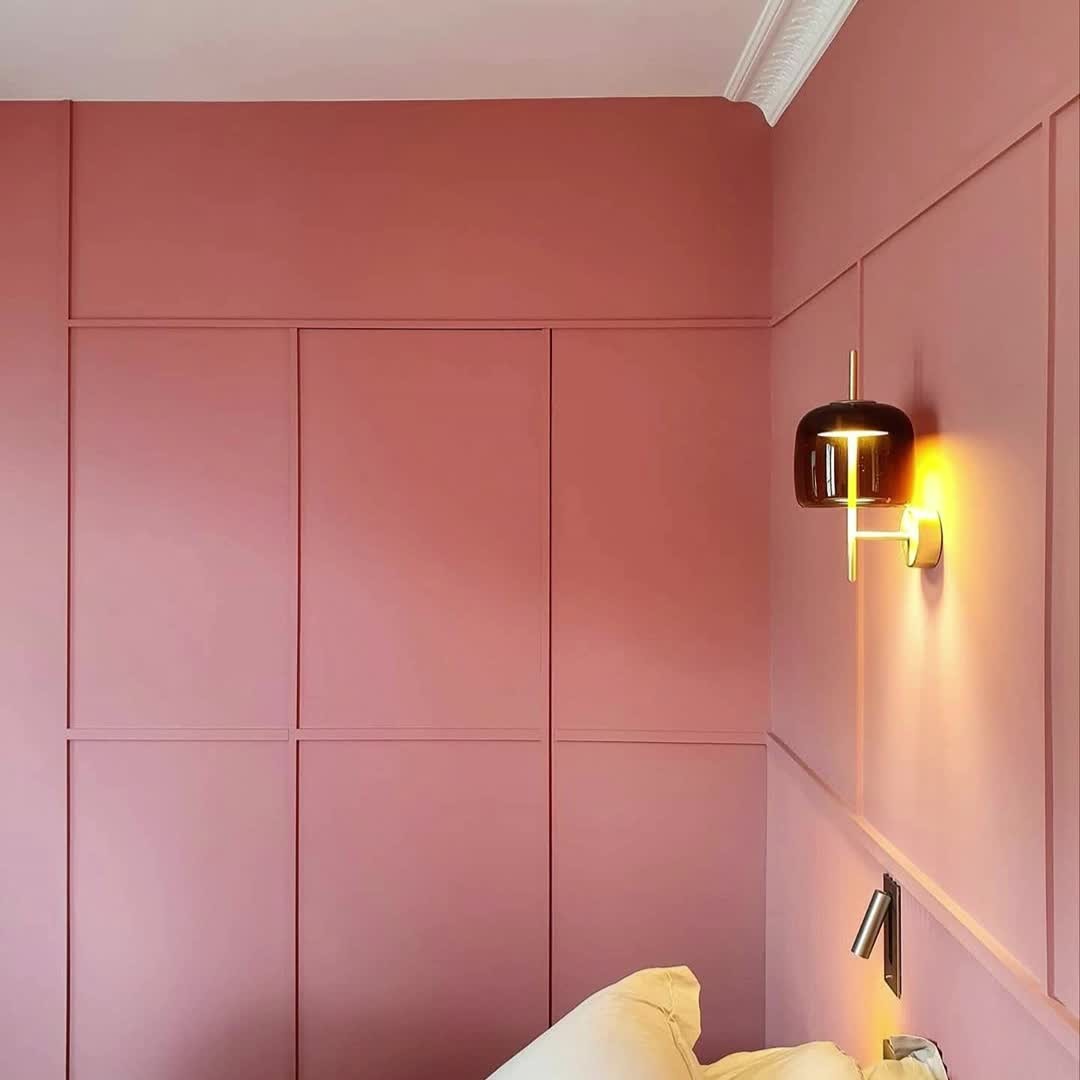 In questa foto potete vedere una meravigliosa soluzione per una cabina armadio nascosta. 

Non la trovate fantastica? Io le adoro! 😃

Questa tipologia di porte viene chiamata filo muro o raso muro.
Allegerisce visivamente la parete, minimizzando l'impatto visivo di una porta tradizionale. Può essere dipinta della stesso colore della parete, oppure rivestita da boiserie. Le possibilità decorative sono tantissime. C'è solo l'imbarazzo della scelta.

Non sai quali porte scegliere? RICHIEDI UNA CONSULENZA. 🌟

#portefilomuro #porte #doorsdesign #homestyle  #lifestyle #arredamento #lifestyleinteriors #interiordesignideas  #interiordesign  #interiordesignlovers #interiordesigner #interiordesigneroma #romainteriordesigner #eleonoragiacopettiinteriordesigner #lovehomedecor  #lovehome